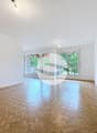 Spacieux séjour avec parquet mosaïque entouré d'une frise
