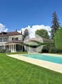Vue de la villa - côté jardin et piscine