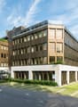 Südansicht des Geschäftshauses Neuhof  mit markanter, bronzener Metallfassade