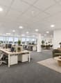 Open-Space-Büro mit Loungebereich virtuell möbliert