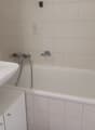 Salle de bains avec baignoire