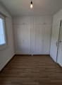 Chambre 2 avec armoires murales