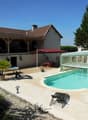 Vue de la villa avec terrasse et piscine