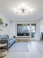Helles Wohnzimmer mit grossem Fenster zum Balkon