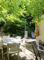 Sitzplatz hinter dem Haus im Grünen