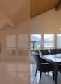 Wohnzimmer mit See- und Bergpanorama