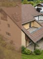 Aussenansicht mit Terrasse und Balkon