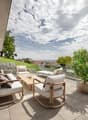 Haupt Terrasse mit KI Mobiliar