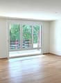 Wohnzimmer mit Blick zu Balkon