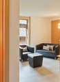 Blick in Küche und Wohnzimmer
