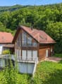 Villa entourée de verdure dans un quartier calme / a house in a wooded area with mountains in the background