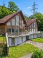 Villa dans un quartier verdoyant et paisible / view of the house from the driveway