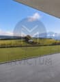 Grand balcon avec une belle vue sur les montagnes / the view of the valley and mountains from the balcony of a modern house