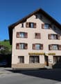 Das Haus mit der zu verkaufenden Lokalität