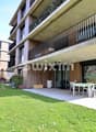 Appartement moderne avec terrasse et espace vert privé.