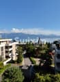 Vue imprenable sur le lac depuis cet appartement moderne.