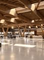 Luxuriöser Autosalon im Holzbau