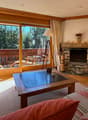 Espace salon avec cheminée à bois / Lounge area with wood-burning fireplace / Area salotto con camino a legna