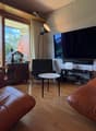 Séjour avec canapés et TV / Living room with sofas and a TV / Soggiorno con divani e TV