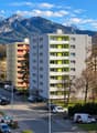 Quartier_alpin_sous_ciel_bleu.png