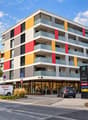 Architecture_moderne_aux_faades_colorees.png