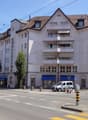 Aussenansicht mit Schaufenstern