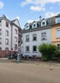 Vorderhaus mit Nachbarbebauung