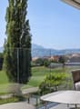 Magnifique vue dégagée sur les montagnes, la verdure et le lac
