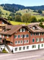 Aussenansicht ganzes Haus mit Restaurant_Titel