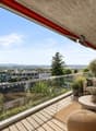 Sonniger Balkon mit Weitsicht