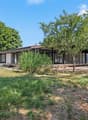 Villa dans un environnement verdoyant / a large rock in front of a home with trees