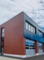 Box / Local de stockage / a modern office building with a red brick building