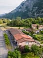 Vue aérienne de la PPE / aerial view of a small town or village with cars on the road and houses in the valley