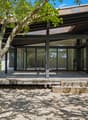 Villa avec baies vitrées offrant une vue paisible / a modern home with a large deck on a sunny day