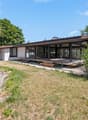 Magnifique Villa avec immense jardin et espace zen / a modern home with a pond in front of it