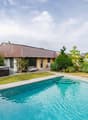 Hausansicht mit Pool