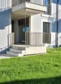 Gedeckter Balkon mit Rasen/Garten
