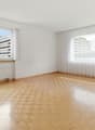 Wohnzimmer mit Zugang zum Balkon
