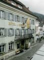 Das Hotel Zum schwarzen Löwen mit Sicht auf das Tell Denkmal in Altdorf