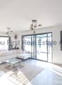 Lichtdurchflutetes Wohnzimmer mit bodentiefen Panoramafenstern und elegantem Design