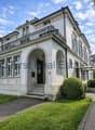 Klassische Villa mit eleganten Stuckfassaden und Balkonanlage
