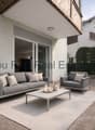 Großzügige Terrasse mit direktem Wohnzimmerzugang