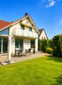 Modernes Einfamilienhaus mit großzügiger Terrasse und Balkon