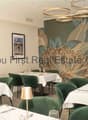 Eleganter Restaurantbereich mit hohen Decken und moderner Beleuchtung