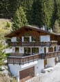 Grün, idyllische Hanglange direkt am Waldrand.
