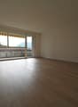 Wohnzimmer mit Zugang auf den grösseren Balkon