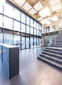 Vom Empfang aus gelangt man in die Produktionsebene im EG oder in die Büroräumlichkeiten im OG