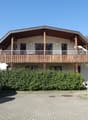 Aussenansicht_Haus_mit_Vorplatz.JPG