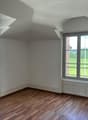 Lichtdurchflutetes Wohnzimmer mit Weitblick ins Grüne