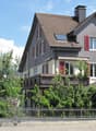 Das stattliche Haus fügt sich gut in die Umgebung ein